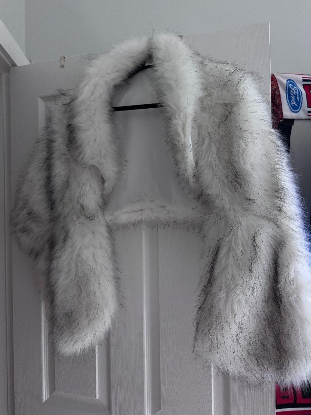 Babeyond Women's Faux Fox Grey and White Shawl - Picture 2 of 2